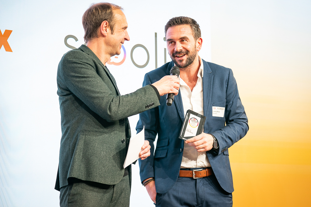 Danny Roller, CEO scoolio, im Interview auf der Bühne mit dem Deutschen Bildungs-Award