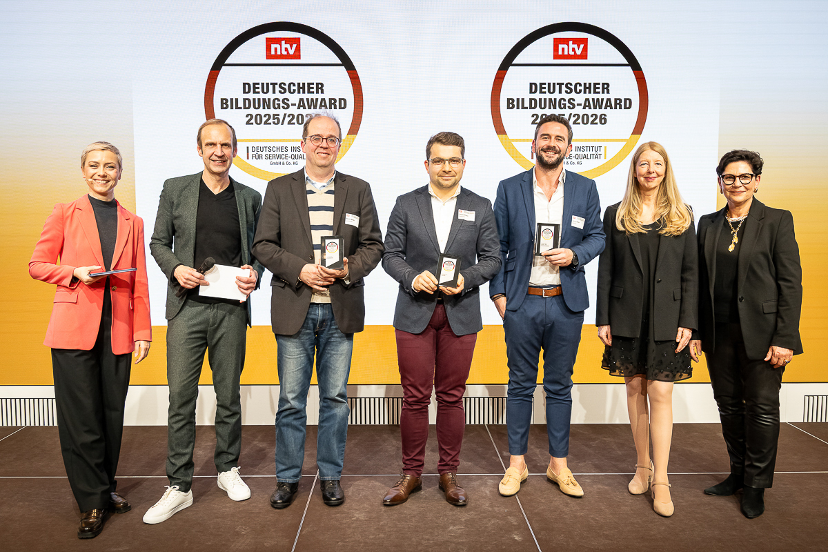 Gruppenfoto der Preisträger:innen bei der Verleihung des Deutschen Bildungs-Award 2025/2026