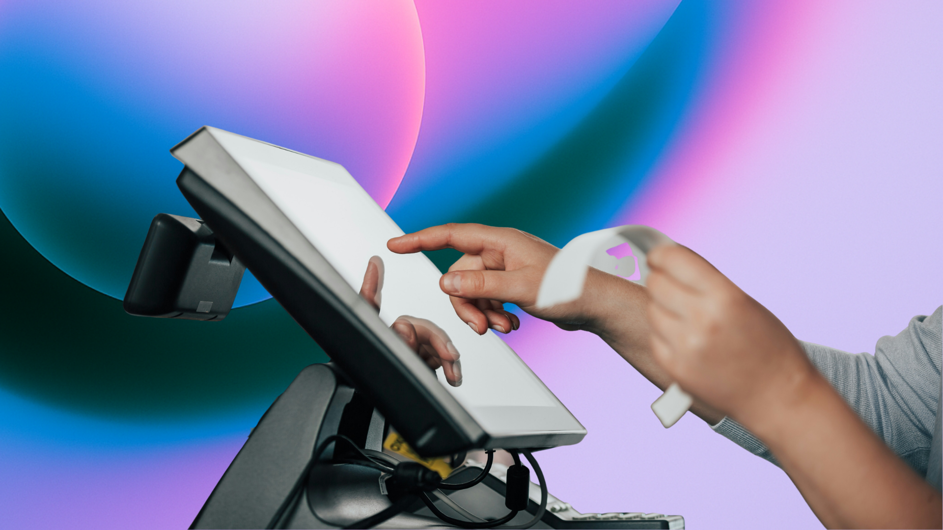 Person bedient ein Kassen-Touchscreen bei einer Aushilfstätigkeit